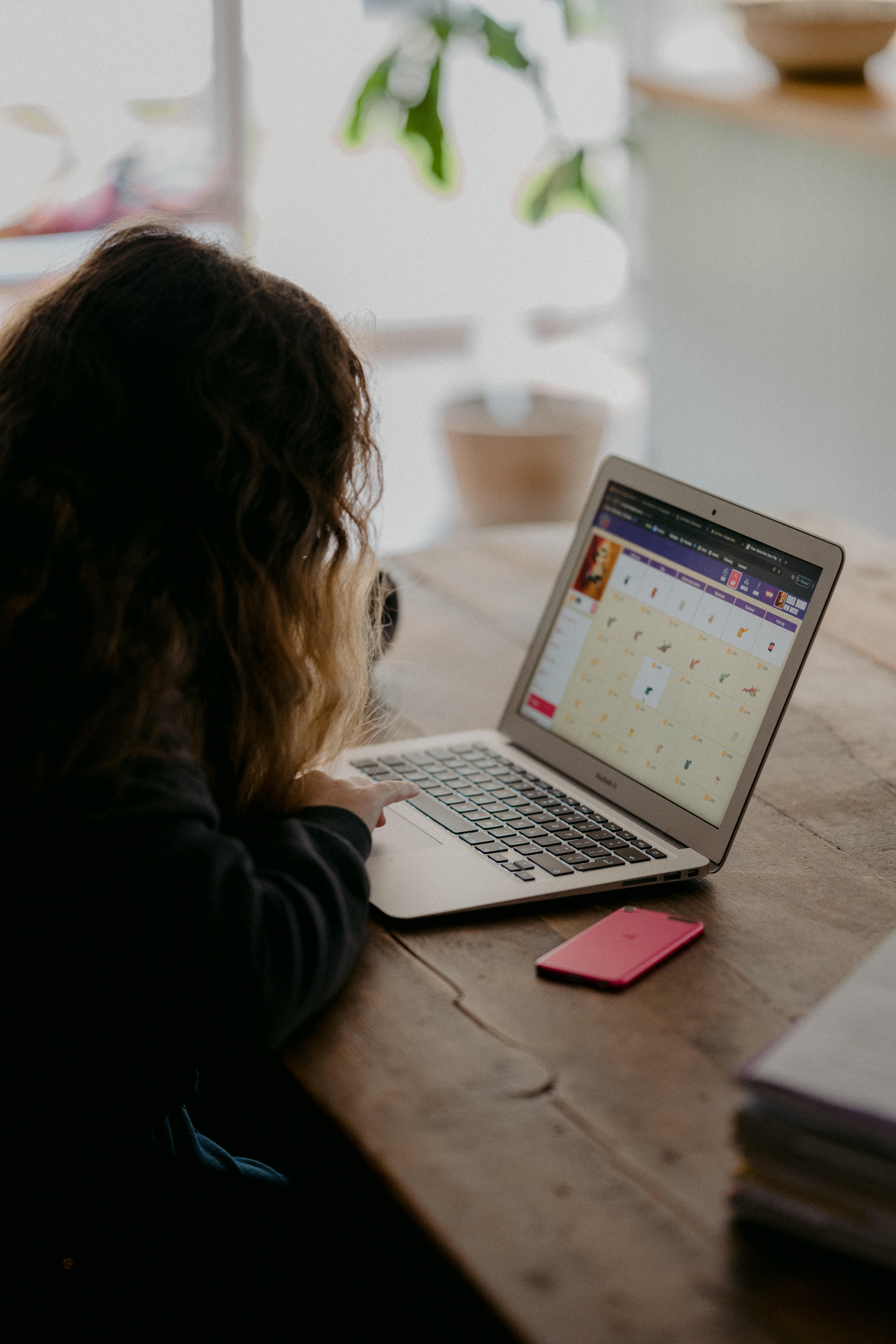 Les ateliers pour adolescents - Fille qui regarde un ordinateur