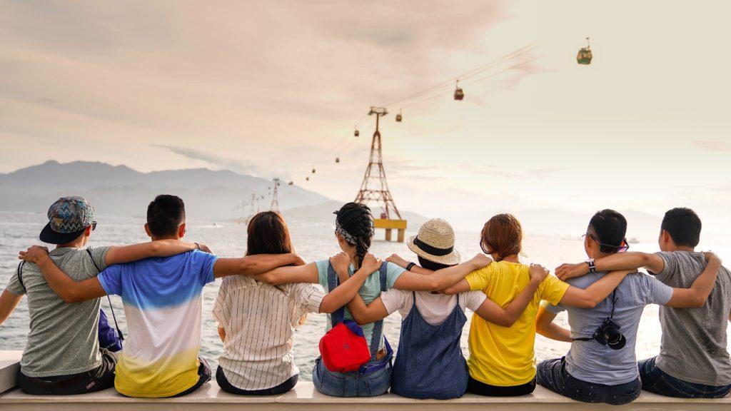 Les ateliers pour adolescents -Groupe de jeunes qui s'enlacent