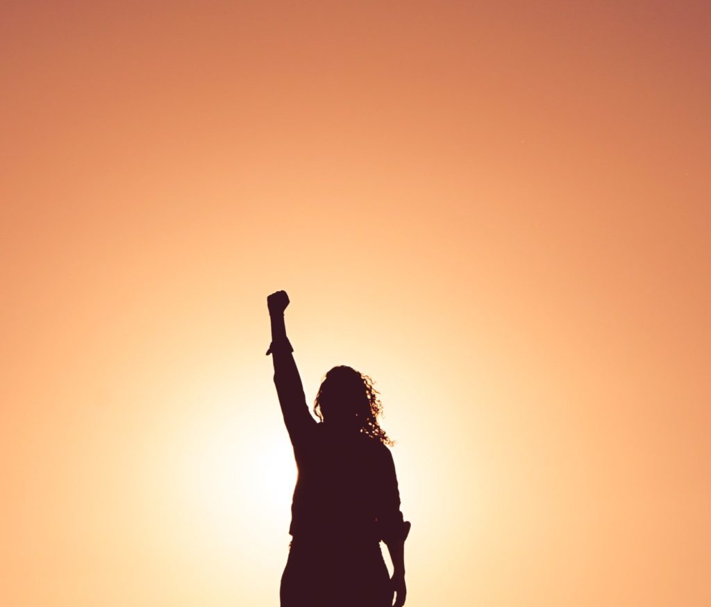 Les ateliers pour adolescents - fille au poing levé