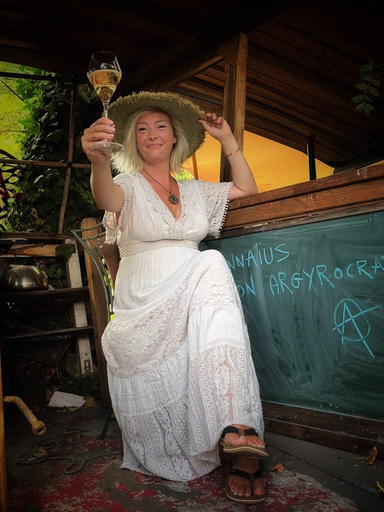 Atelier - les clés : sofie boit un verre de champagne